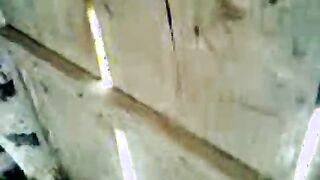 البنت في بيت مهجور مع جارها فارشين ملايه عالارض وبيحضونو بعض اوي سكس هندي  وبيبوس فيها في بوقها جامد وزوبره بيحك في كسها هي ولابسه القميص