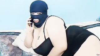 الست المتناكه كبيره في السن بترن علي عشيقها بتقوله يلا مستنياك  سكس هندي بالقميص الاسود ال بتحبه وبتلعب في كسها بتسخنه هو وجي في الطريق