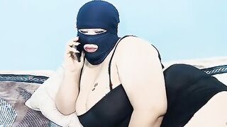 الست المتناكه كبيره في السن بترن علي عشيقها بتقوله يلا مستنياك  سكس هندي بالقميص الاسود ال بتحبه وبتلعب في كسها بتسخنه هو وجي في الطريق