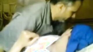 الراجل شارب اوي طينه وداخل علي بنته الصغيره بيتهجم عليها وقلعها هدومها بالعافيه سكس هندي  عايز ينام معاها وبيزوق فيها اوي