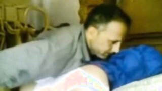 الراجل شارب اوي طينه وداخل علي بنته الصغيره بيتهجم عليها وقلعها هدومها بالعافيه سكس هندي  عايز ينام معاها وبيزوق فيها اوي