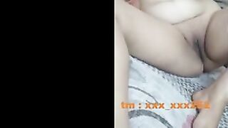 الشرموطه مفلقسه طيزها وميله وشها كله للمخده السرير وبتفتح بيديها خرم طيزها من ورا بتلعب  سكس هندي فيه وتشوف كسها مفشوخ من الفلقسه