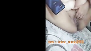 الشرموطه مفلقسه طيزها وميله وشها كله للمخده السرير وبتفتح بيديها خرم طيزها من ورا بتلعب  سكس هندي فيه وتشوف كسها مفشوخ من الفلقسه