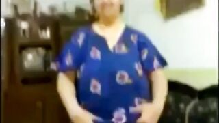 ماما المتناكه بتحب النيك اوي قاعده بالصاله بالكاش ميوه بتاعها وكل شويه تقلعه من الحر وتلزق سكس هندي  فيا انا ابنها الصغير وتحسس علي زوبري انا وقاعد