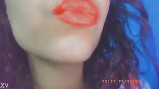 الشرموطه ماليه شفايفها روج برتقالي وبتطلع لسانها لبره بترقص فيه اوي وتلعب فيه وتمسك  سكس هندي بزازها الاتنين بيديها وهما تحت التيشرت بتحسس فيهم