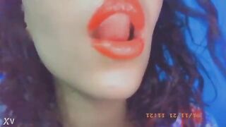 الشرموطه ماليه شفايفها روج برتقالي وبتطلع لسانها لبره بترقص فيه اوي وتلعب فيه وتمسك  سكس هندي بزازها الاتنين بيديها وهما تحت التيشرت بتحسس فيهم