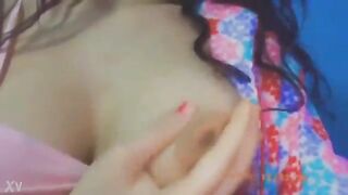 الشرموطه ماليه شفايفها روج برتقالي وبتطلع لسانها لبره بترقص فيه اوي وتلعب فيه وتمسك  سكس هندي بزازها الاتنين بيديها وهما تحت التيشرت بتحسس فيهم