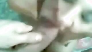 البنت اللبوه ماسكه زوبر سكس هندي حبيبها وبتمص فيه اوي وترضه في بوقها كله وهو ضخم وكبير مش عايز يدخل الا بالغصب وبيفشخ بوقها نيك