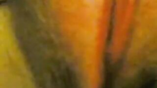 الراجل المجنون مجنون بصدر حبيبته ماسك في مقطع سكس حلمه بزها بيعض فيها اوي بسنانه ويشد فيها وبينومها عالسرير وهو جنبها بيرضع من صدرها ويلعب فيهم بيديه
