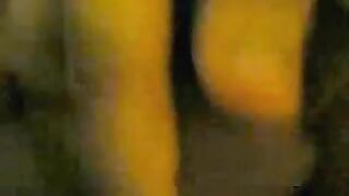 الراجل المجنون مجنون بصدر حبيبته ماسك في مقطع سكس حلمه بزها بيعض فيها اوي بسنانه ويشد فيها وبينومها عالسرير وهو جنبها بيرضع من صدرها ويلعب فيهم بيديه