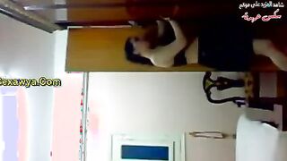 البنت الشرموطه ماشيه بالشقه بتتمختر وتهز في جسمها وطيازها  مقطع سكس وترعشها هي وماشيه بتعمل حركتات سكسيه علشان تهيج وتولع الجو