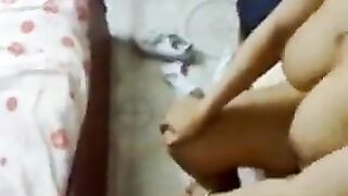 البنت قالعه هومها يتتناك من حبيبها نيك  ولم خلص منها نيك بيهزر معاها وبيصورها وهي بتشد منه التلفون وبيلعبو مع بعض