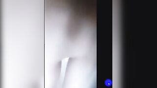البنت الموزه قالعه هدومها وكاشفه جسمها الابيض بتلعب نيك  في كسها وتبعبصه وحبيبها جنبها بيتفرج عليها وهي بتنزلهم لوحدها
