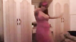 فيفي عبده بترقص لعشيقها في شقته وتهزله اوي وهو بيشلها وبيدخل  نيك بيها الاوضه بينام معاها وبينيك فيها للصبح