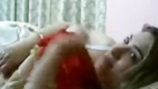 البنت المتناكه نايمه فوق حبيبها وبتتناك منه وهو بيرضع في صدرها وبيشد حلمه  نيك بزها باسنانه لبره وشعرها الطويل جي علي وشه مغطيه