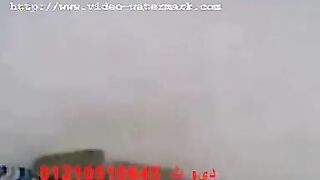 الشرموطه التخينه قاعده جنب صاحبها عالارض وبتلعب في زوبره بيديها اوي وبسرعه  نيك وتدعك فيه وهو بيسخن ونزل لبنه علي ايدها بسرعه