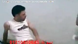 الشرموطه التخينه قاعده جنب صاحبها عالارض وبتلعب في زوبره بيديها اوي وبسرعه  نيك وتدعك فيه وهو بيسخن ونزل لبنه علي ايدها بسرعه