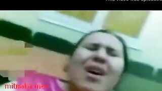 البنت الشرموطه لابسه القميص الاحمر ونايمعه علي ضهرها بتتناك في كسها وبتصرخ اوي من الوجع  نيك وبتبكي بتقوله كفايه
