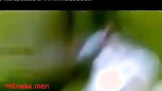 البنت الشرموطه لابسه القميص الاحمر ونايمعه علي ضهرها بتتناك في كسها وبتصرخ اوي من الوجع  نيك وبتبكي بتقوله كفايه