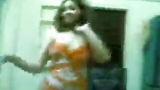 البنت المتناكه في شقه صاحبها مشغلها الاغاني وبترقصله اوي وتهز يمين وشمال وزوبره بياكله عليها وبيسخن من  نيك رقصها ةوبيقوم يشيلها وبينام معاها عالسرير