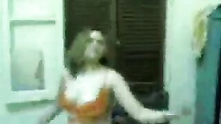 البنت المتناكه في شقه صاحبها مشغلها الاغاني وبترقصله اوي وتهز يمين وشمال وزوبره بياكله عليها وبيسخن من  نيك رقصها ةوبيقوم يشيلها وبينام معاها عالسرير