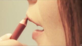 البنت واقفه بحط الروج في شفايفها وتحدد  نيك في حواجبها اوي وهي عالمرايا جوزها بيتفرج عليها وبيهيج من شكلها الحلو عايز ينام معاها قبل مايخرجو