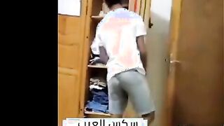 البنت الفاجره الصغيره مع ابن خالتها دخل عليها الاوضه بيحضنها اوي وبيبوسها بوس مشبك  porn وشغال بيحك زوبره في كسها هي وف حضنه واقفين