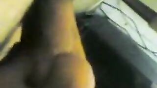 الراجل بيبوس شفايف لبوته وبينام معاها مدخل زوبره في كسها وشها في وشه وبيحضن porn  فيها اوي وهي سرحانه معاه خالص ومنسجمه