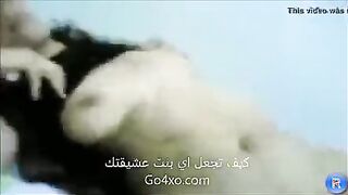 البنت نايمه عالسرير وحبيبها بيجي يحسس ايده علي جسمها كله حته حته  porn وبيلعب في كسها هو وبيبوس في شفايفها