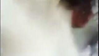 البنت نايمه عالسرير وحبيبها بيجي يحسس ايده علي جسمها كله حته حته  porn وبيلعب في كسها هو وبيبوس في شفايفها