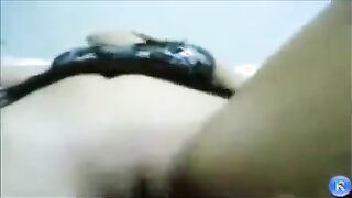 البنت نايمه عالسرير وحبيبها بيجي يحسس ايده علي جسمها كله حته حته  porn وبيلعب في كسها هو وبيبوس في شفايفها