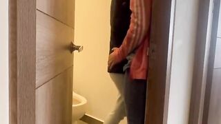الراجل الهيجان porno  زانق واحده ست في الحمام النساء وبيحك زوبره في كسها اوي هو وزانقها عالحيط عايز يضرب عشرته علي كسها