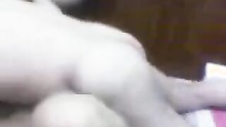 الراجل فاتح رجل ملراته اللبوه وبيدخل زوبره في porno  كسها بينيك فيها وبينام معاها وهو متكيف اوي وعايزه بيحب نيكها وهي كل مازوبره يطلع من كسها بتدخله تان