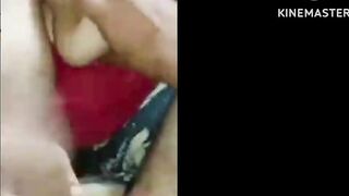 اللبوه طالعه  porno بصدرها الكبير باين من القميص من كبره وبتلعب في زوبره اوي بيديها وبينزل لبنه وبيفضيه علي بزازها