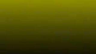 البنت مفلقسه طيزها  porno عالسرير وبتلعب بصباعها فيها وتشمه وتلحسه في بوقها بتسخن علي ريحه طيزها وبترجع تلعب من تان