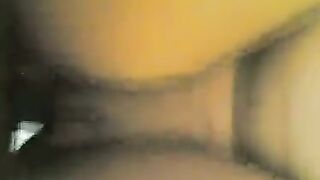 البنت اللبوه قاعدهخ  porno عالسرير وقالعه هدومها خالص وفاتحه رجليها الاتنين وبيمشي الراجل زوبره علي كسها من بره