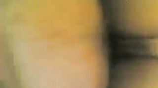 البنت اللبوه قاعدهخ  porno عالسرير وقالعه هدومها خالص وفاتحه رجليها الاتنين وبيمشي الراجل زوبره علي كسها من بره