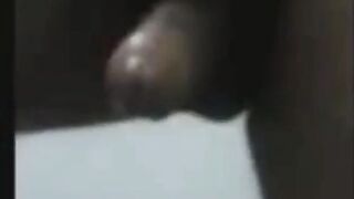 الشرموطه واقفه عالشباك من porno  غير هدوم وبتشاور لابن الجيران ال ماشيه معاه بيطلعلها وبينام معاها وبينيك في كسها