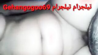 الراجل ماسك زوبره ال واقف بيمشيه علي كس الشرموطه  porno بتاعته وهي نايمه علي ضهرها وبتضحك وبيدخله في كسها براحه بعد كده وبينيك فيها