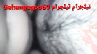 الراجل ماسك زوبره ال واقف بيمشيه علي كس الشرموطه  porno بتاعته وهي نايمه علي ضهرها وبتضحك وبيدخله في كسها براحه بعد كده وبينيك فيها