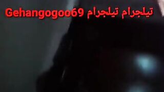 الراجل ماسك زوبره ال واقف بيمشيه علي كس الشرموطه  porno بتاعته وهي نايمه علي ضهرها وبتضحك وبيدخله في كسها براحه بعد كده وبينيك فيها