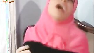 البنت المحجبه هي وبلبسها تحت رجل الراجل بتاعها porno ال بينيكه مطلع زوبره من البنطلون ومنزله لتحت وشغاله مص في اوي