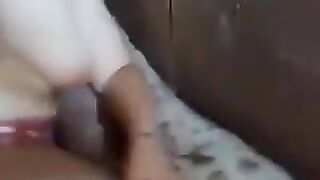 البنت الشرموطه مع صاحبتها عالسرير مقطع سكس  عريانين البنت بتلعب في كس صاحبها السخن وبتبعبصها والتانيه ماسكه في بزها بترضع فيه