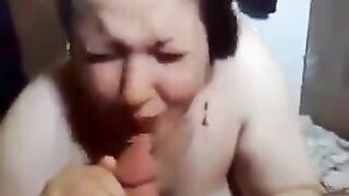 البنت الشرموطه مع صاحبتها عالسرير مقطع سكس  عريانين البنت بتلعب في كس صاحبها السخن وبتبعبصها والتانيه ماسكه في بزها بترضع فيه