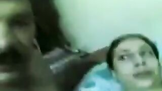 البنت منومه راجلها porn عالسرير وهو قالعلها ملابسه كلها وميله بوقها ليه بترضع في زوبره وتمص فيه اوي وتلحسه بلسانها