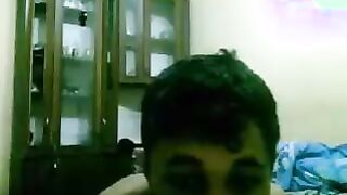 الراجل الهيجان في الاوضه بتاعته لوحده بيلعب في  porn زوبره بيديه اوي بعد مقلع هدومه وبيلعب فيه بيضرب عشرته وبينتر لبنه عالارض