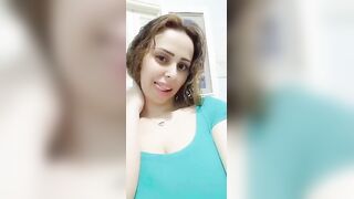 الشرموطه فاشخه رجليها وفاتحه كسها بتشوفه ابيض  porn اويس ونضيف وشغاله بيديها تدعك فيه وتلعب عايزه تنزل اللبن واكل كسها