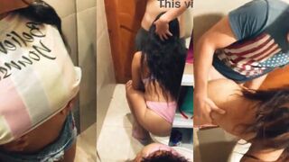 البنت الشرموطه مطلعه بزازها الكبيره لبره  porn وبتلعب فيها وشغاله تلف في جسمها اوي وتمشي صوابع يديها عليه