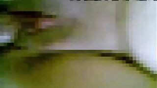 الوليه الشرموطه مستنيه جوزها عالسرير ومتغطيه بالملايه  xnxx علشان عريانه وشغاله تضحك ومبسوطه اول مدخل عليها الاوضه وبيحضنها اوي