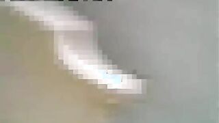 الوليه الشرموطه مستنيه جوزها عالسرير ومتغطيه بالملايه  xnxx علشان عريانه وشغاله تضحك ومبسوطه اول مدخل عليها الاوضه وبيحضنها اوي